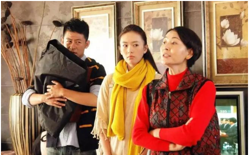 “跟你的月子仇过去吧”15天后，母亲出院了，男人3口之家快没了