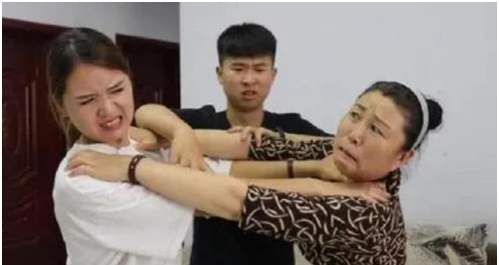 “跟你的月子仇过去吧”15天后，母亲出院了，男人3口之家快没了