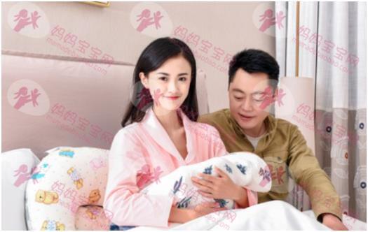 余文乐二胎早产仅1公斤，妻子用心照顾宝宝，丈夫却悠闲看电脑