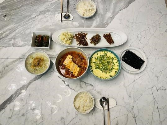 孙艺珍怀孕后骑重机跟玄彬比帅，皮衣帅姐＋洋装仙女秒切换这幕泄孕妈咪现况