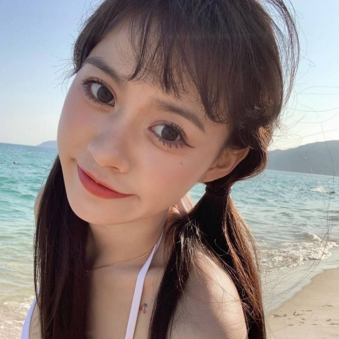 大眼甜心正妹「沙滩秀比基尼」樱桃 雪白肌肤＋浑圆美乳让人好心动！