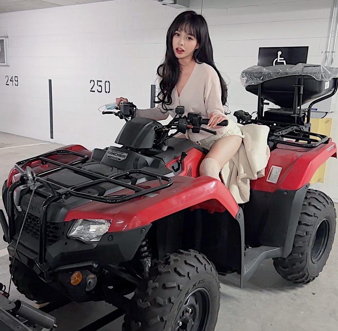 大眼甜心正妹「沙滩秀比基尼」樱桃 雪白肌肤＋浑圆美乳让人好心动！