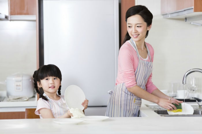 让孩子爱上做家务（家庭教育非常重视）