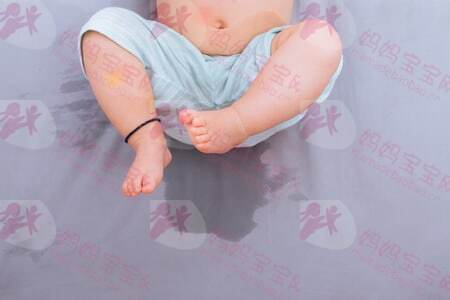 宝宝尿床怎么办?爸妈如何正确处理?