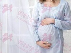 女艺人怀孕七个月照抽烟！研究指出孕妇抽烟孩子失聪风险增2.4倍