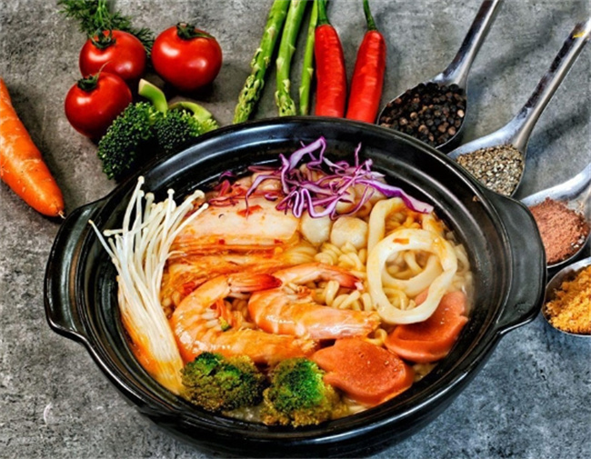现代美食诱惑多，偏辛辣烧烤咸食 口味重导致大便干燥？饮食习惯需调整！