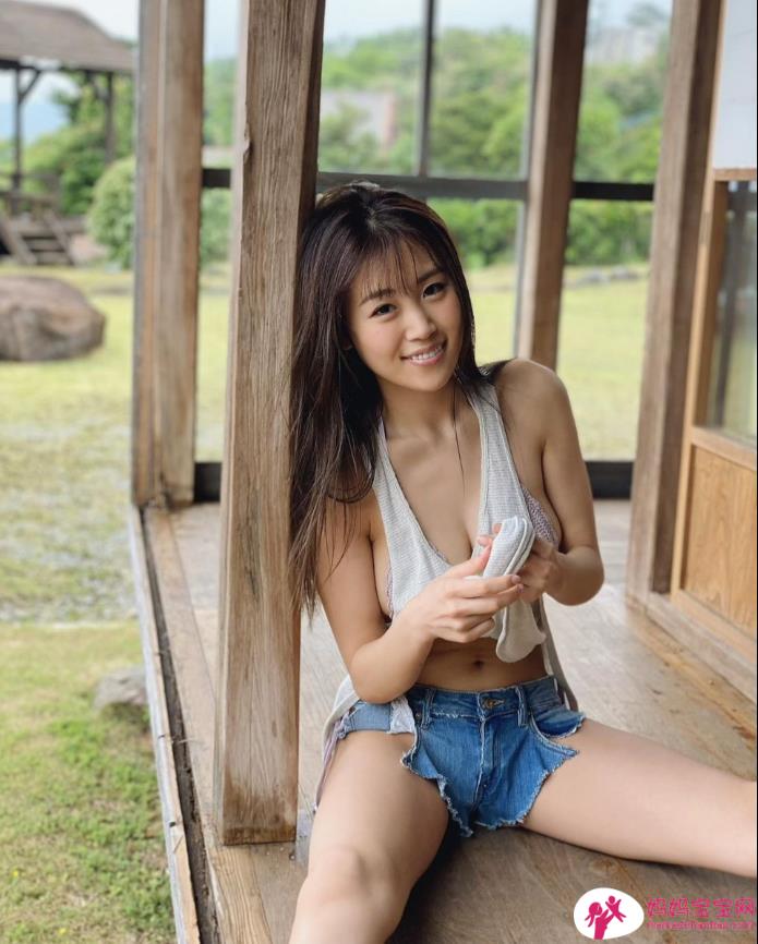 瑶瑶拥有超级丰满的身材，笑容及样子都十分甜美