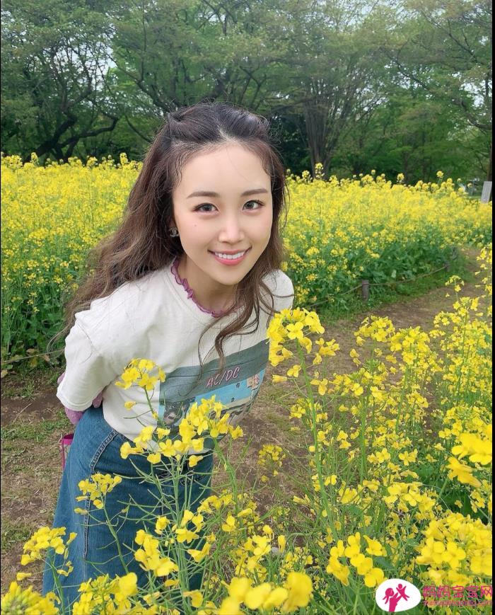 瑶瑶拥有超级丰满的身材，笑容及样子都十分甜美
