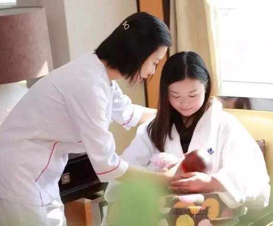【月嫂故事#1】为扫把套上旧丝袜、把衣服折成皮包.......妈妈一边休息一边偷师，坐完月子成家事达人