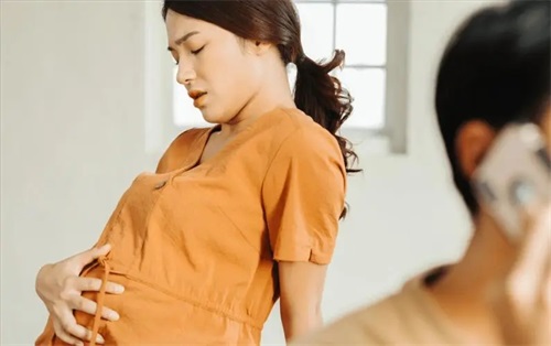 桃园女士官半夜急产，女救护员到场：亲眼见证生命诞生，又感动又震惊！孕妈咪必知急产4风险