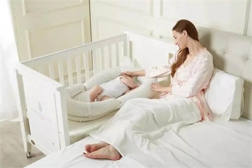 宝宝大便有血丝！医师教爸妈这样改善