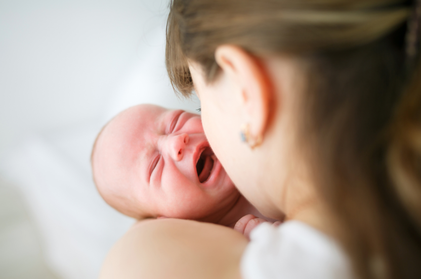 婴儿在母乳喂养时会烦躁: 妈妈需要做什么?