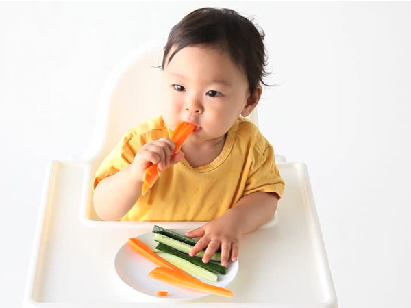 6个月大婴儿的自我命令断奶方法可帮助孩子成长