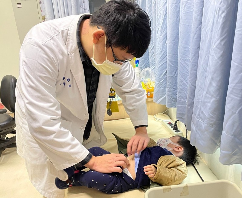 早产宝宝1岁了，出生仅590克，医师：我想看到孩子和妈妈脸上都露出笑容！