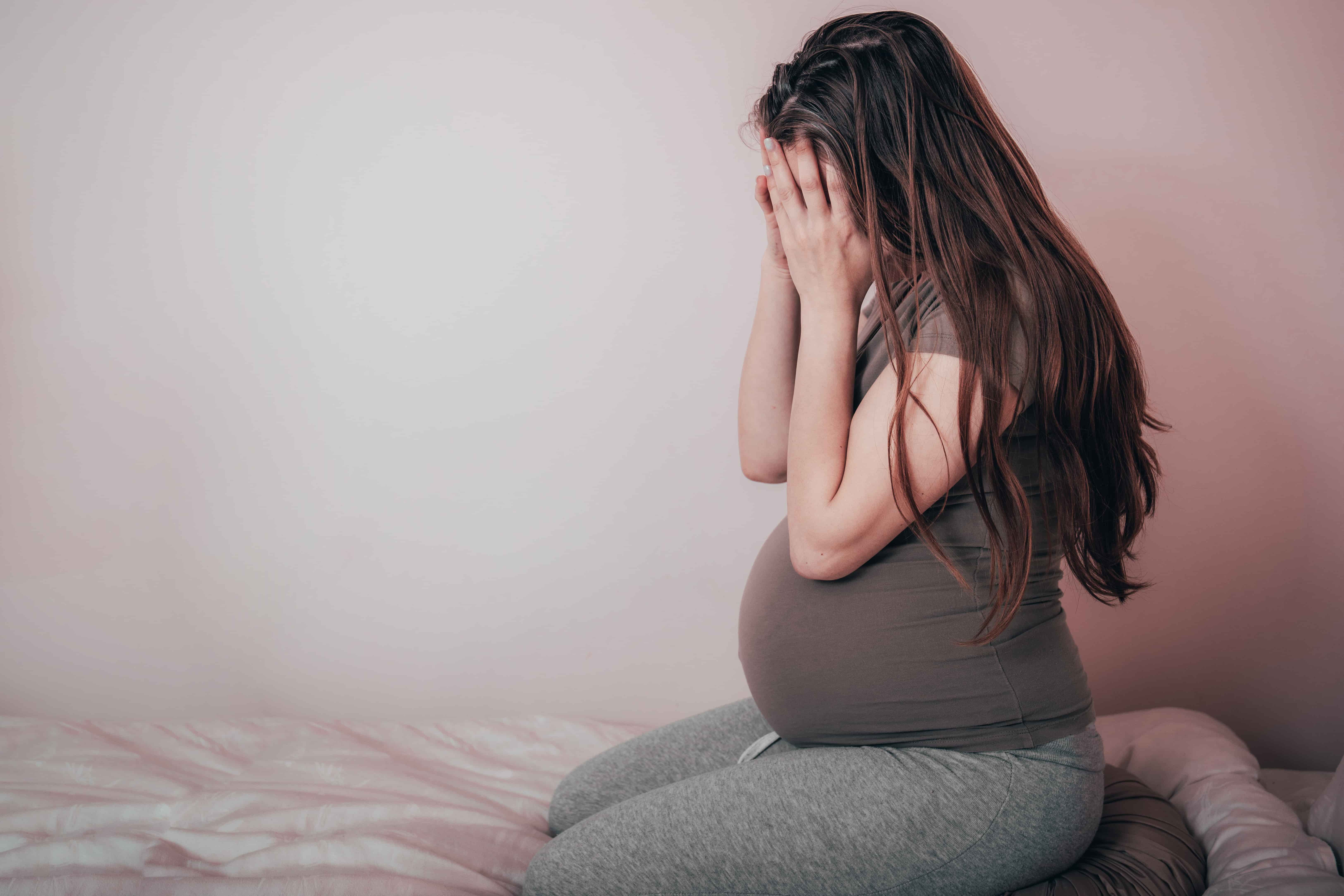 妈妈孕期受委屈，孩子一出生唯独超讨厌公公！网友感慨：孩子其实都懂