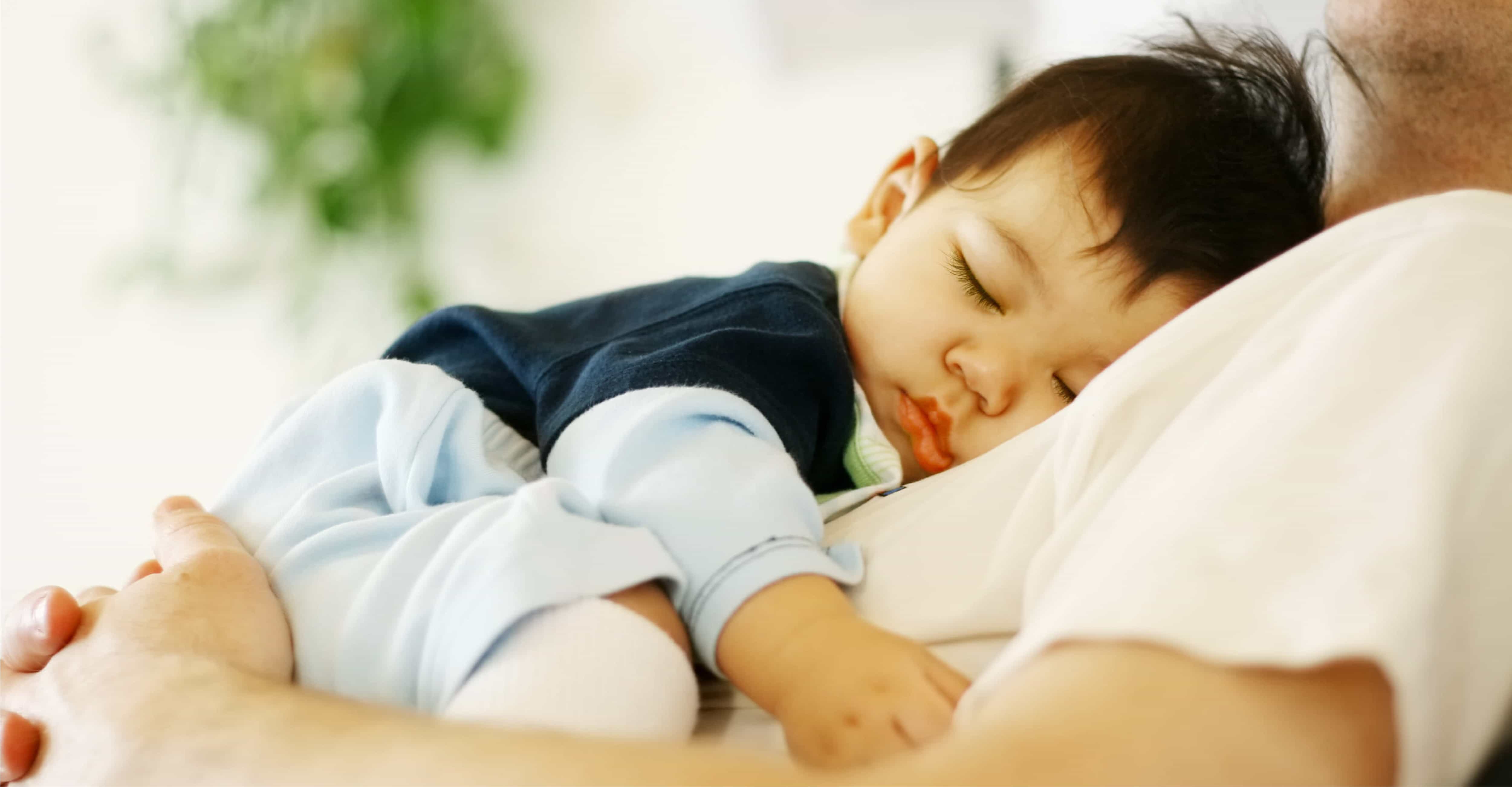 「爸爸陪睡」孩子最好睡？哄宝宝睡觉的4大妙招！