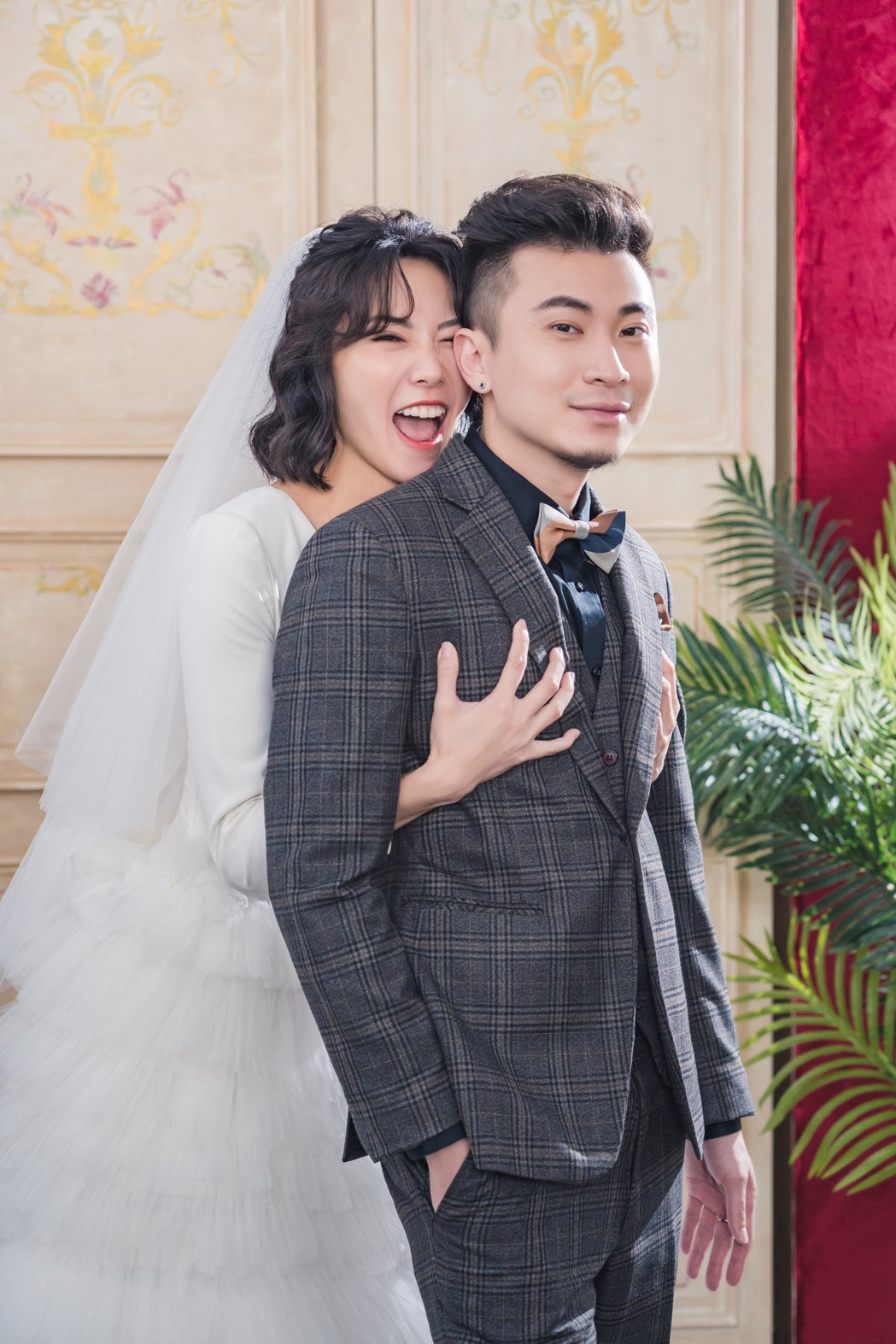 大牙结婚2周年拍婚纱老公竟只顾和「小三」晒恩爱