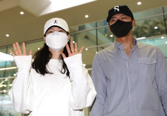 玄彬、孙艺真结束蜜月回韩爱情36计甜蜜搂腰霸气给记者拍
