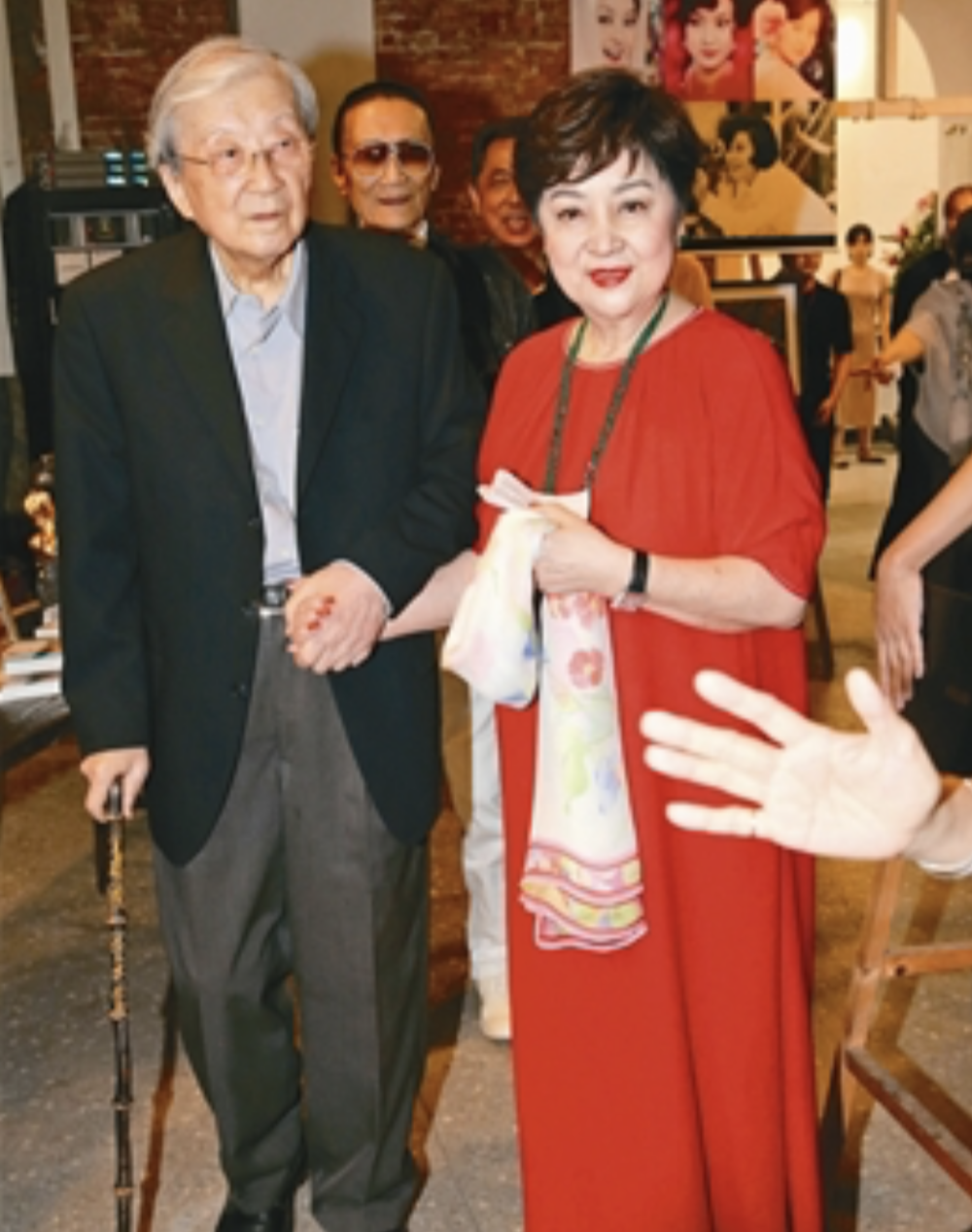 甄珍因疫情无法见李行最后一面难过痛哭不能接受