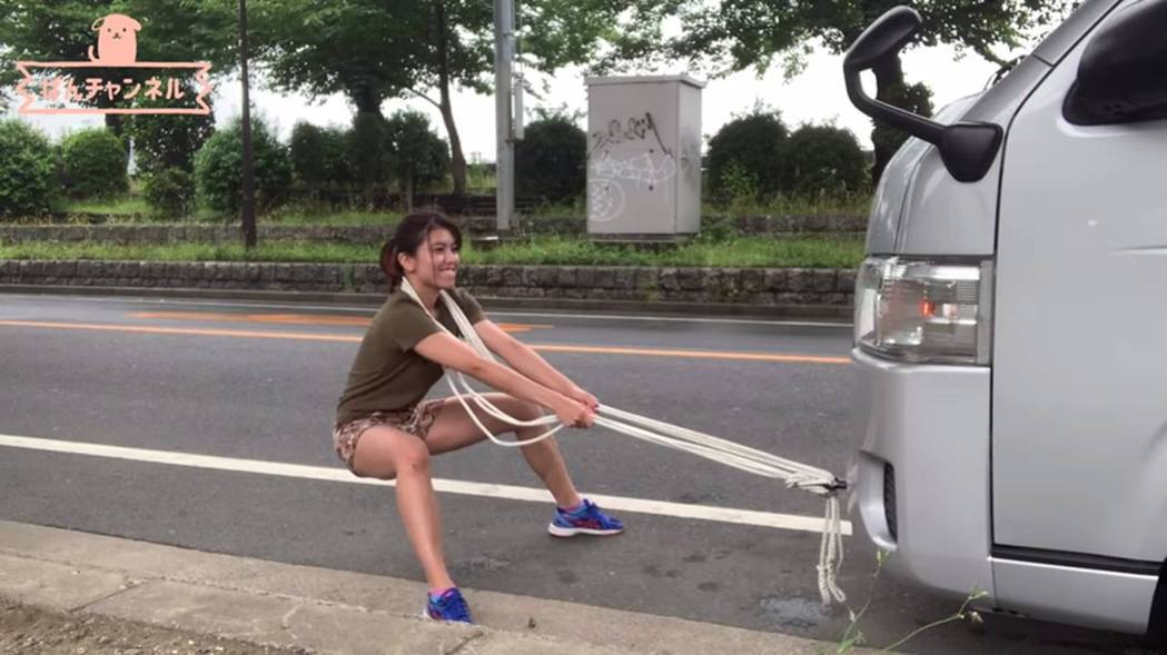日本7战全胜美少女拳击手挑战拉动2.5公吨七人p站车