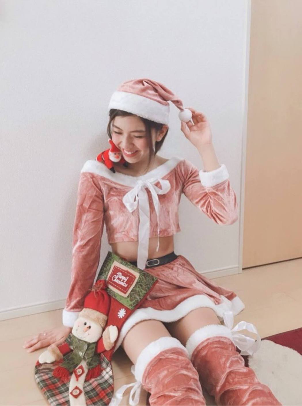 日本7战全胜美少女拳击手挑战拉动2.5公吨七人p站车