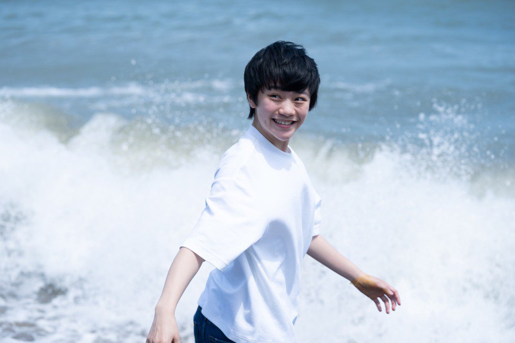 「返校」影集女主角变性了！rrkan束胸学打手枪