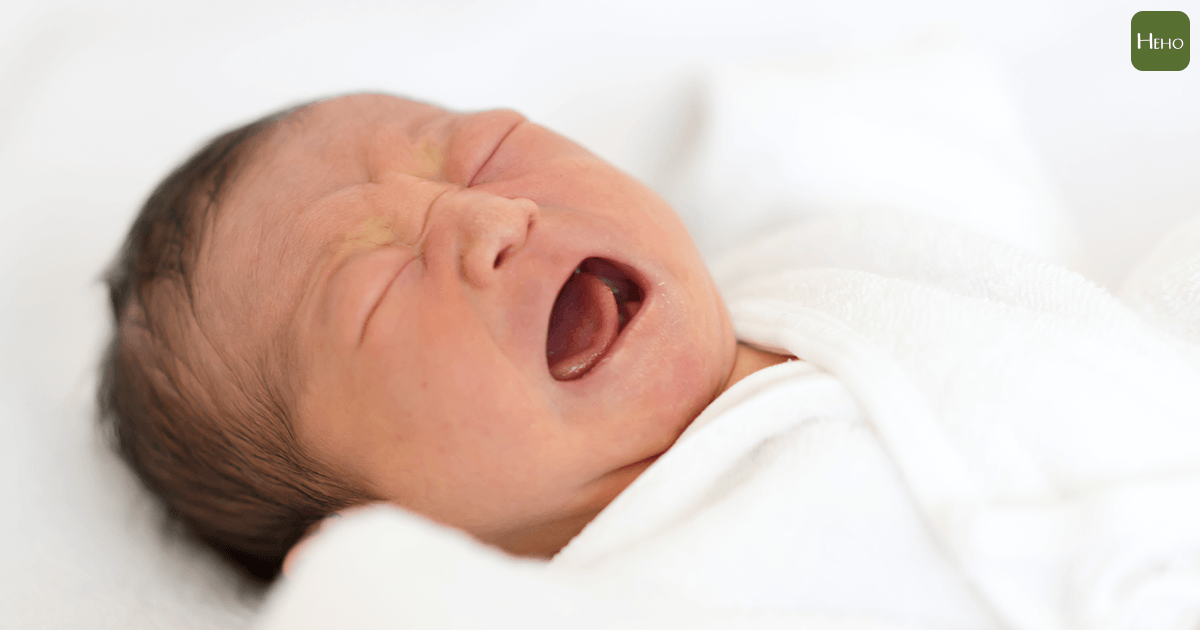 婴幼儿腹痛间歇性哭闹　竟是「肠套叠」肠子卡住了！