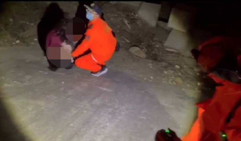 爸妈为钱吵架，母携2岁女跳海轻生，她获救，孩子却走了！夫妻争吵记住3点让