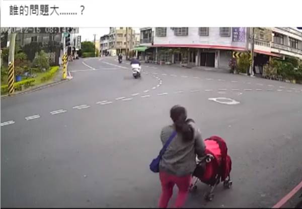 路口无行人穿越道，女驾误把煞车当油门，孩子伸手脚挣扎求救！