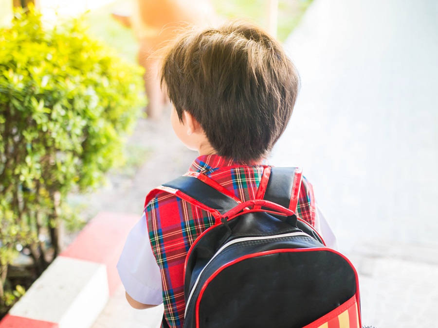 儿子小学的书包超级重！卓越成积跟良好品格，身为爸妈该看重哪一个？