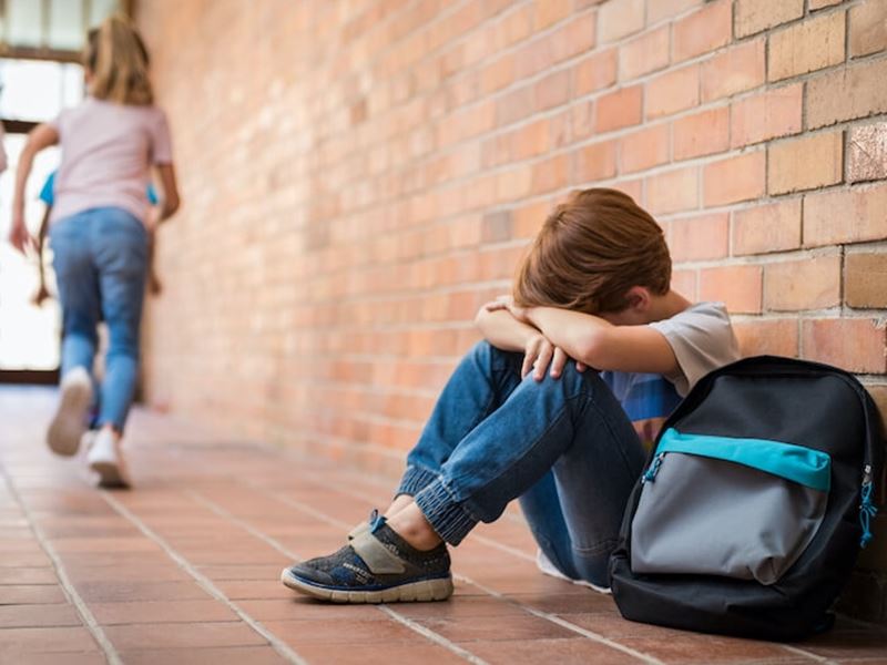 「妈妈我能不去上学吗？」被老师扯头发、踢脚处罚及男同学性侵害