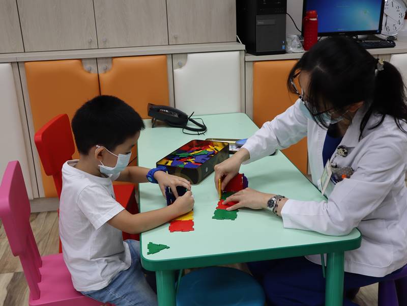 孩子很乖，不哭不闹，妈妈看电视才惊觉是发展迟缓！