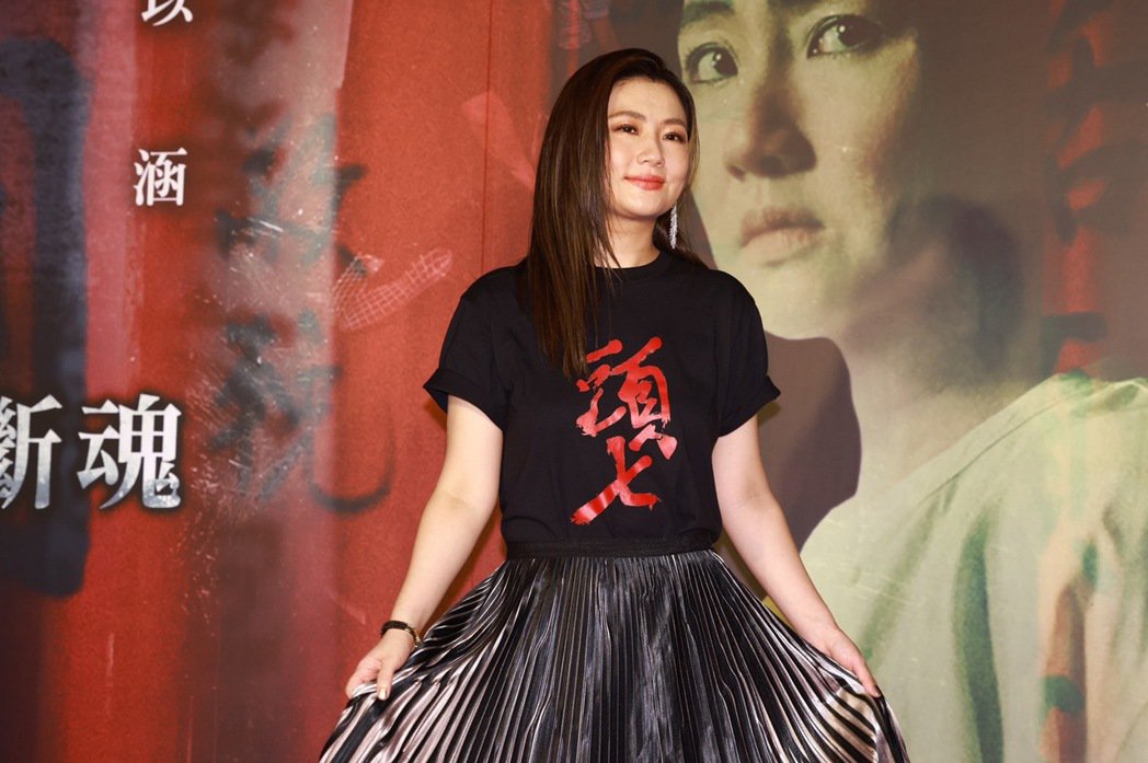 销魂美女Selina「头七」拼破亿放话公开男友照片