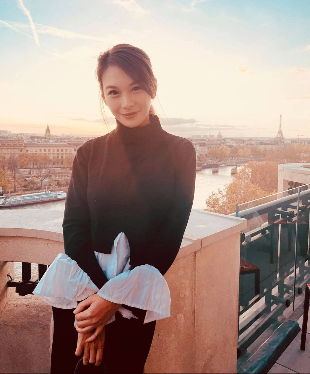 漂亮姐姐艾莉丝女儿考试被问「不必要的消费」答案让她哭笑不得