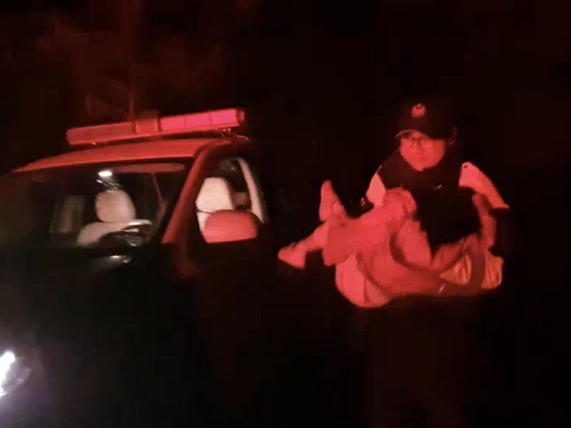 合欢山追雪，3岁女童疑高山症呕吐不止！警护送下山就医