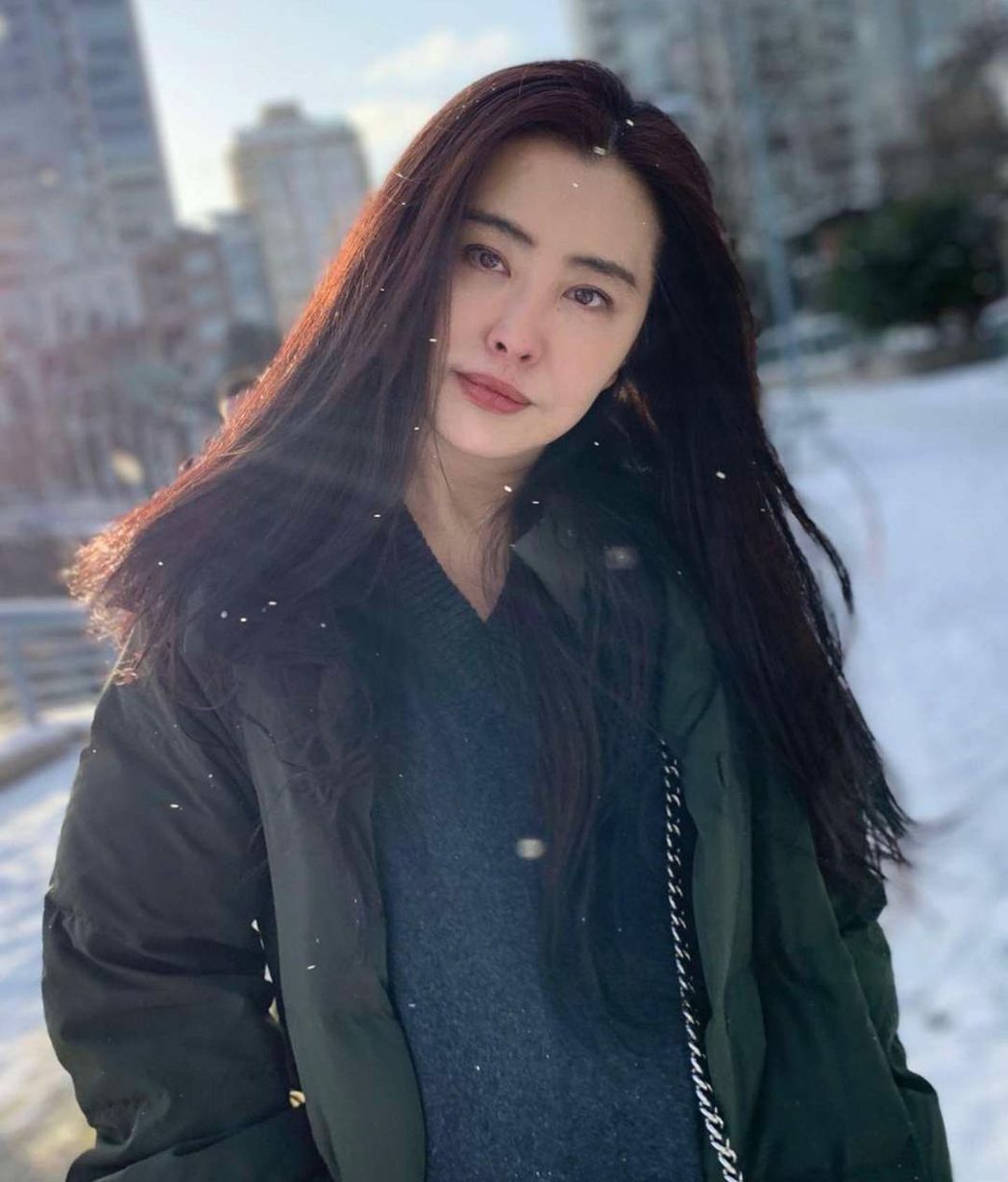 女神息影18年姐姐郭碧婷产后复出电影惊见「王祖贤身影」