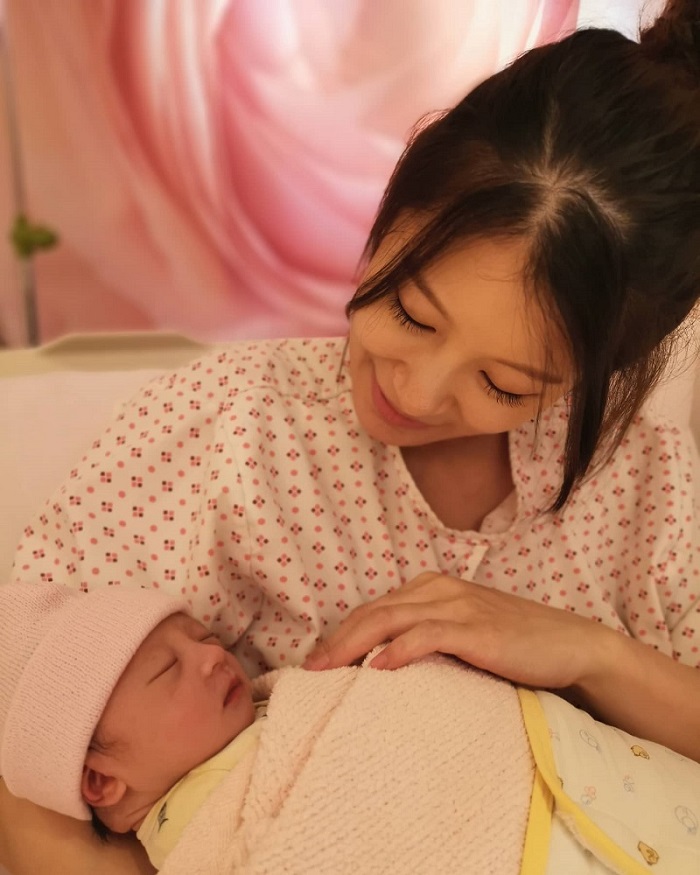 新手妈妈赵孟姿拼全母乳，超痛落泪胸部又受伤起水泡，形容是酷刑式考验