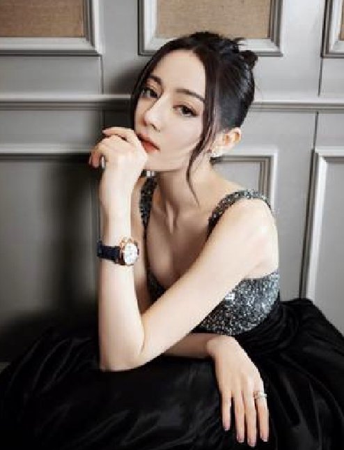漂亮姐姐迪丽热巴私下真面目超惊人手遮胸一拿开画面太美了