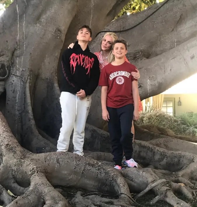 丰满少妇布兰妮已众叛亲离？怒骂儿子背叛只为了怕没经济支援
