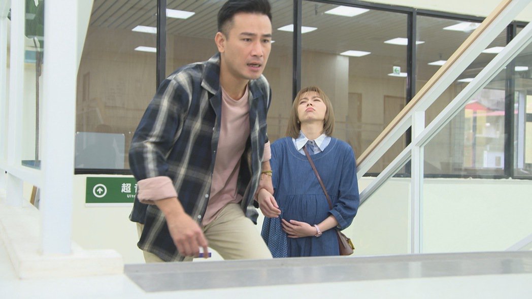 王瞳「有了」！挺孕肚现身妇产科网吓歪