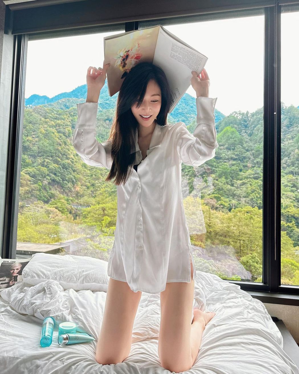 曾菀婷性感床照缝中惊见蕾丝内裤男星直喊佩服:掌握流量密码
