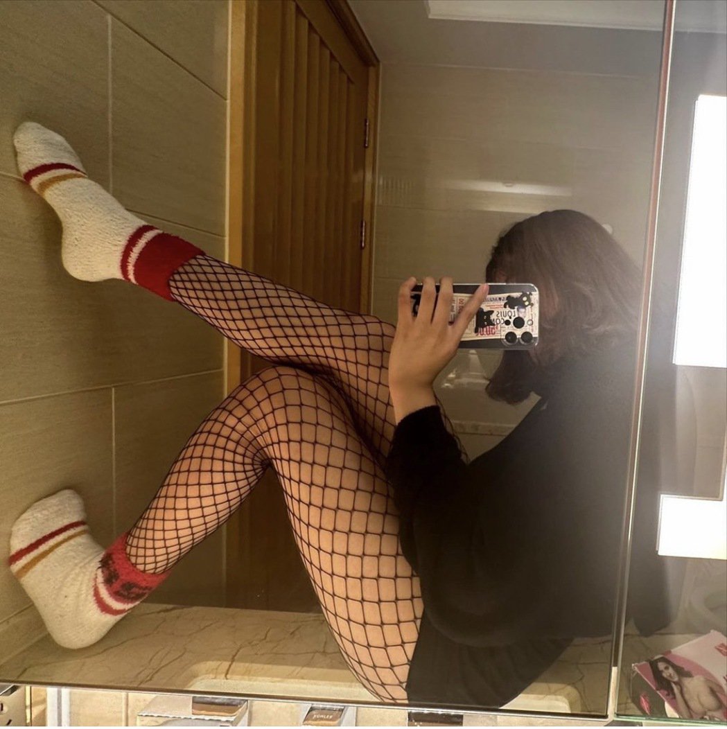 朋友的母亲贾静雯大女儿梧桐妹晒网袜辣腿想PO比基尼照被妈阻止