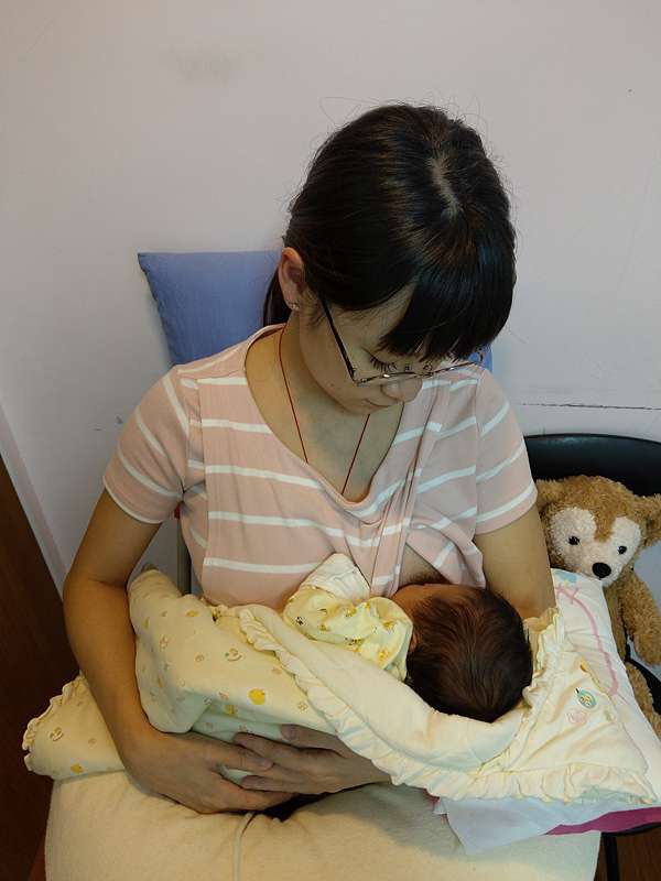 母乳新手必收！轻松掌握4种亲喂姿势，泌乳顾问大推的乳头受伤救援神物