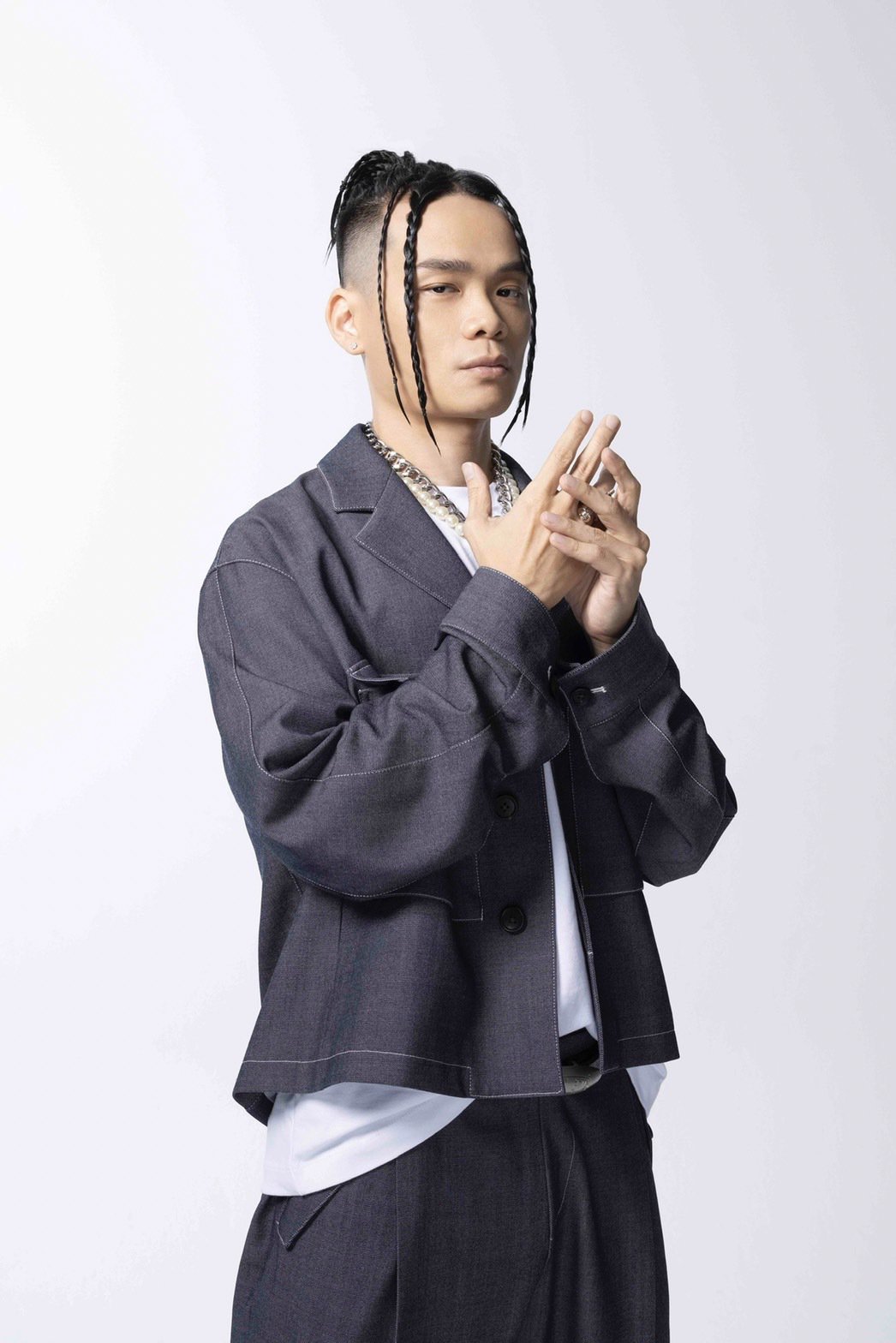 瘦子都甘愿为他亏钱歌手Barry Chen打架闹事被逮回