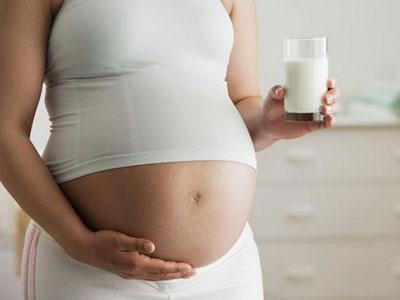 孕妇喝酸奶好还是牛奶?孕妇晚上喝牛奶好吗