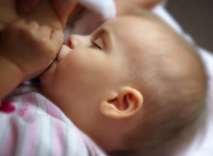 警惕!幼儿喝母乳红了眼,哺乳期的女性必须注意饮食