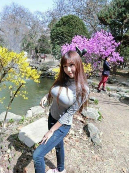 图为“棒糖妹”的日常照。