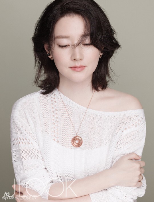韩国女艺人李英爱最近与龙凤胎子女一起参加联合国儿童基金会举办的公益活动,拍摄了一组将用于帮助贫困家庭儿童的写真。