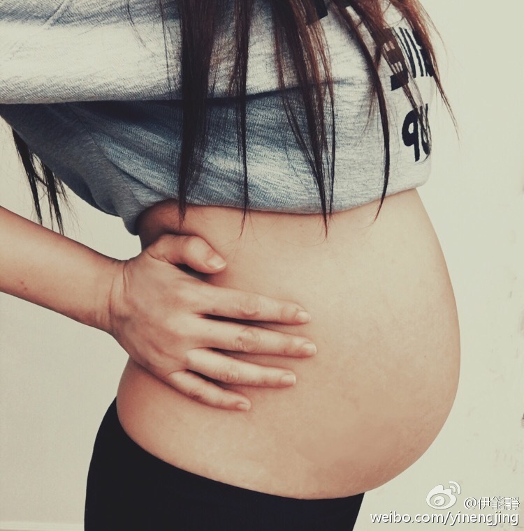 自从伊能静怀孕后,不停跟妈妈分享怀孕心得,今天又把自己美美的孕妇装自拍秀出来了,白蕾丝性感唯美。