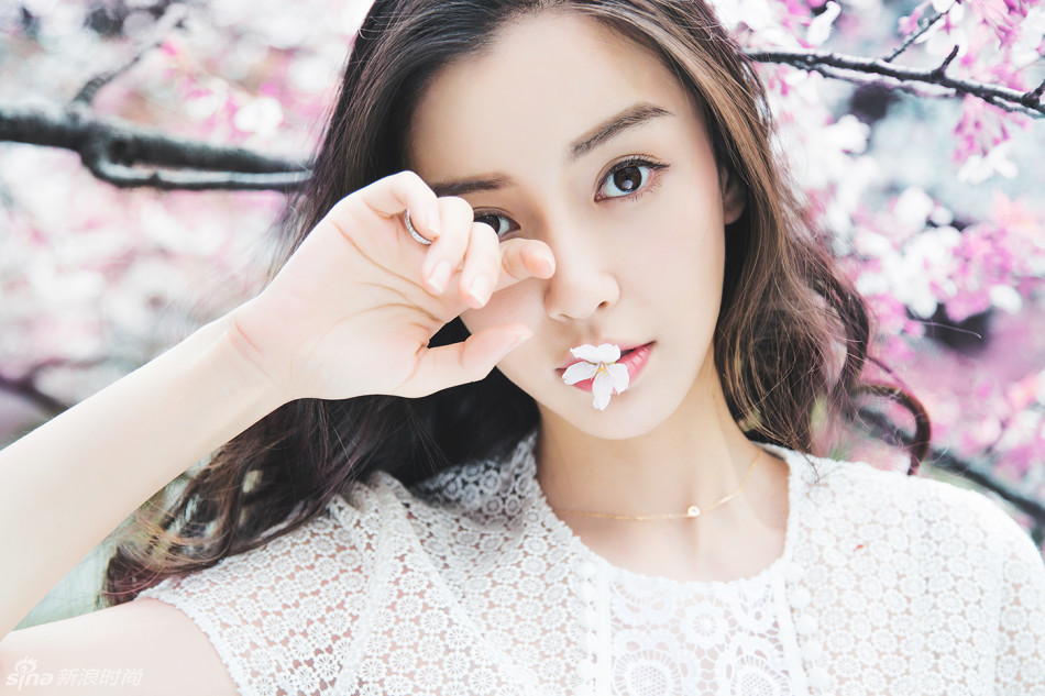 Angelababy全新《樱花说》写真，清新的妆容与背后的樱花美景交相呼应，形成一幅美醉人的画面。时而纯真时而率性的感觉更是凸显了baby的少女气质，怎一个仙字了得。